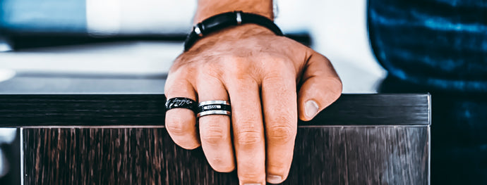 Мужские кольца из черного оникса и их полезные свойства